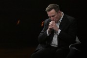 吴忠特斯拉股价收涨超3%：特朗普无意沟通，马斯克父亲劝儿子低头