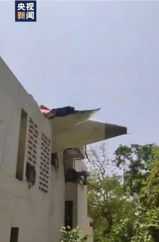 印度一波音787客机坠毁机上242人、(🥊)地面(😼)5名学生遇难！我驻印度使馆：机上无中国籍乘客